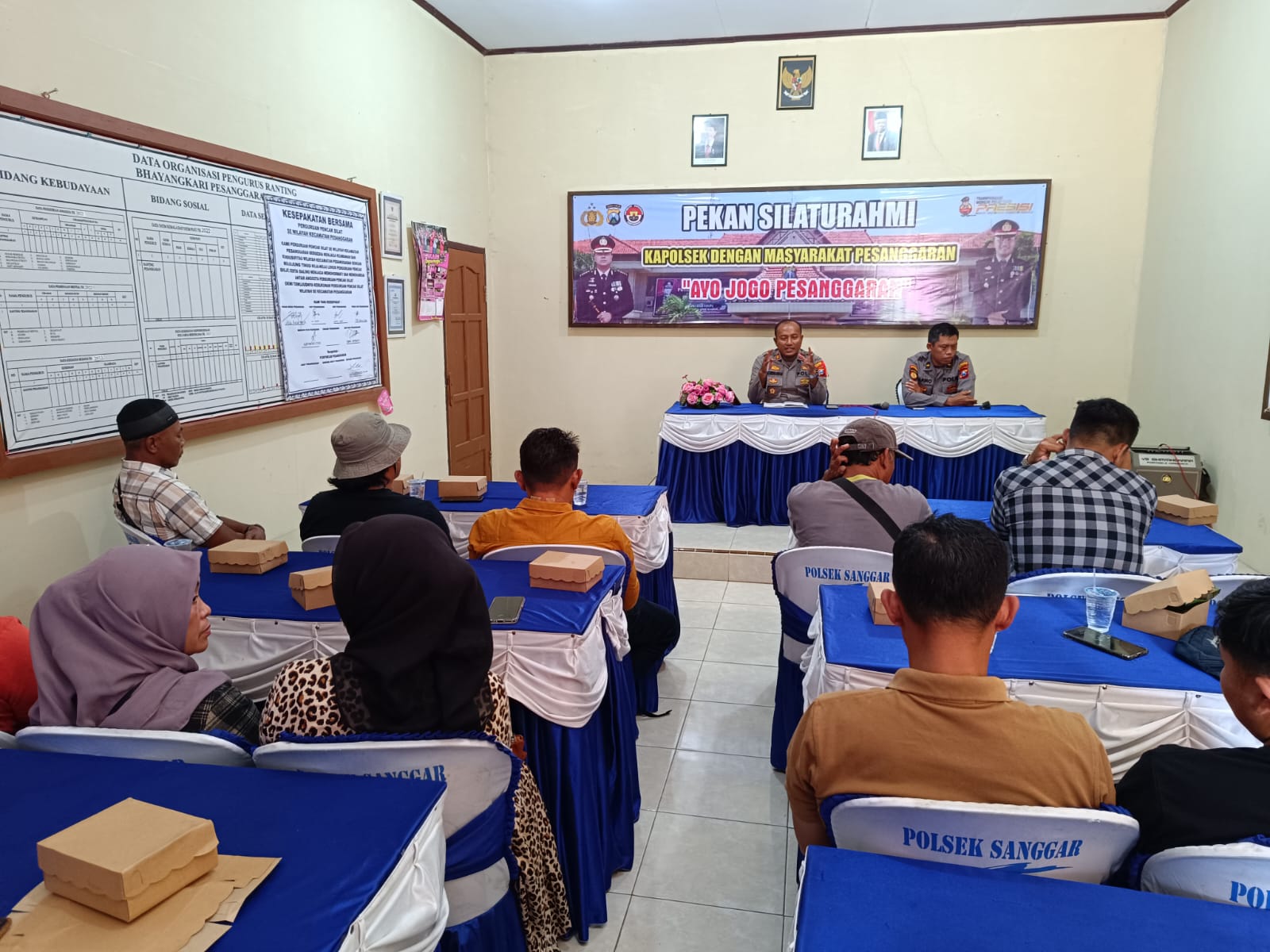 KUMPUL: Kapolsek Pesanggaran Iptu Lita Kurniawan bertemu pemilik home stay se Kecamatan Pesanggaran untuk antisipasi keamanan pada liburan Nataru kemarin (8/12)
