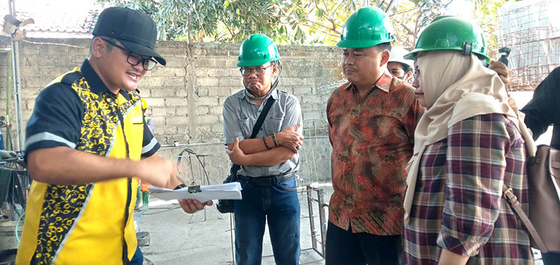 DETAIL: Direktur Rabanton Menlu Kwok menjelaskan kepada Kepala DPKP Tulungagung Anang Pratistianto proses awal pembuatan U-ditch dengan bahan ber-SNI.