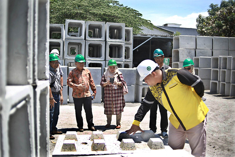 CEK KUALITAS: Staff Rabaton menjelaskan kepada Kepala DPKP Tulungagung Anang Pratistianto tentang produk Rabanton.