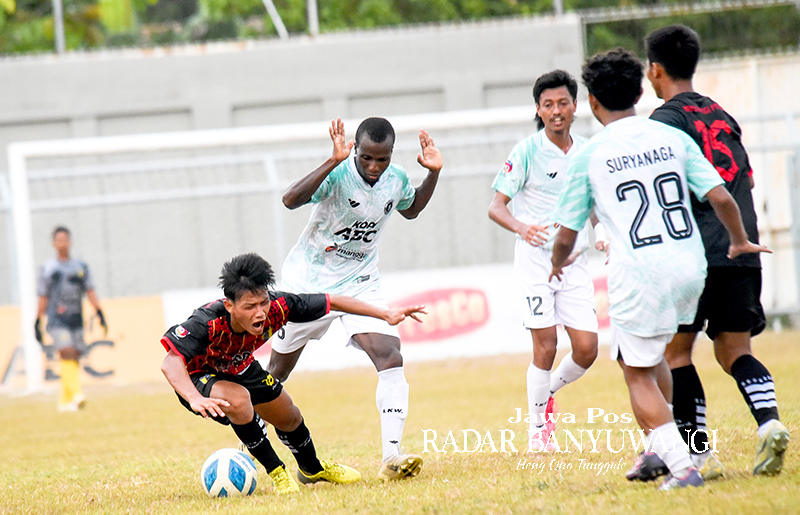 Gelandang bertahan BP Wahyudi berebut bola dengan pemain Suryanaga Connection pada pertandingan terakhir putaran pertama grup A Liga 3 Jatim di Stadion Diponegoro Banyuwangi, Sabtu (9/12).