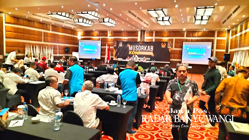 IMBANG: Pengurus dari berbagai cabang olahraga mengikuti pemilihan ketua KONI Banyuwangi di Hotel Ketapang Indah, Sabtu (9/12). Musorkab tidak membuahkan hasil gara-gara perolehan suara calon imbang.
