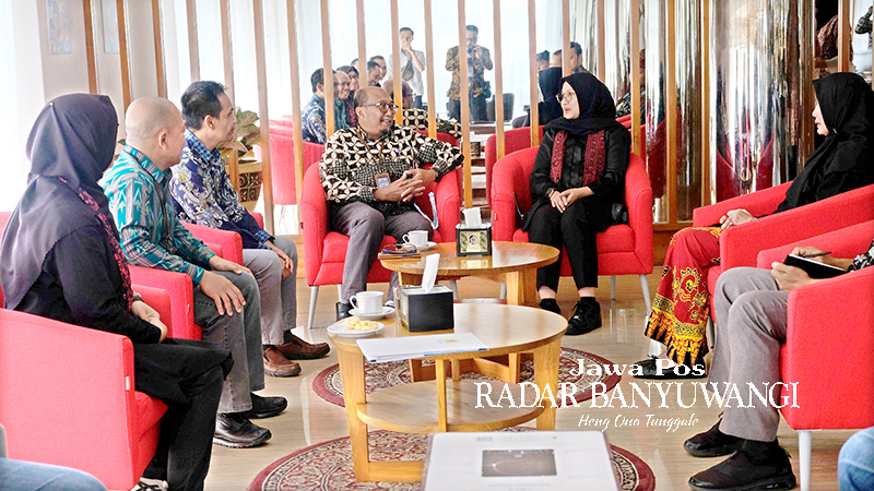 DISKUSI: Bupati Ipuk Bertemu GM PLN UIP JBTB Anang Yahmadi di lounge Pelayanan Publik kantor Pemkab Banyuwangi.