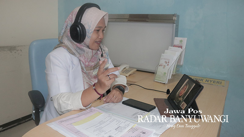 TELEPON: Dokter di RSAH berkomunikasi langsung dengan pasien di rumah.