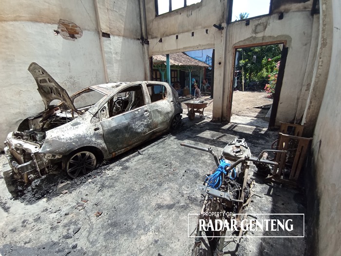 JADI BESI TUA: Kondisi mobil dan sepeda motor milik Ahmad Fadili warga Dusun Sumberagung, Desa Rejoagung, Kecamatan Srono habis terbakar Senin (11/12).