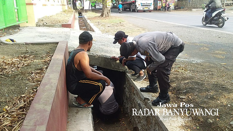 SEMPAT BERONTAK: Anggota Polsek Banyuputih, Situbondo, berusaha mengevakuasi ODGJ dari kolong jembatan, Senin (11/12).