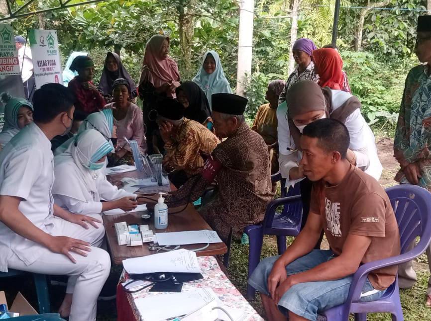 KEGIATAN SOSIAL: Pelaksanaan cek kesehatan gratis bagi masyarakat di Desa Bayu, Kecamatan Songgon, Banyuwangi.