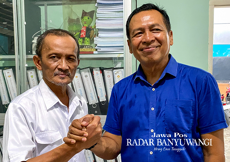 SALAM KOMANDO: Ketua KONI terpilih, Khairullah, (kanan) berjabat tangan dengan Mukayin usai musorkab di kantor KONI Banyuwangi, Selasa (12/12).