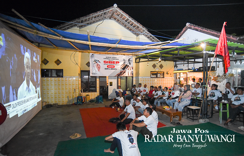 KOMPAK: Para pendukung Ganjar-Mahfud nonton bareng Debat 1 Capres-Cawapres di posko pemenangan Kampung Mandar, Kecamatan/Kabupaten Banyuwangi.