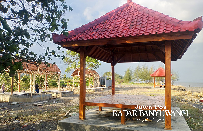 FASILITAS BARU: Sejumlah pekerja melakukan pembangunan gazebo dan fasilitas pendukung wisata lain di Pantai Ria Bomo, Blimbingsari, Banyuwangi, Selasa (12/12).