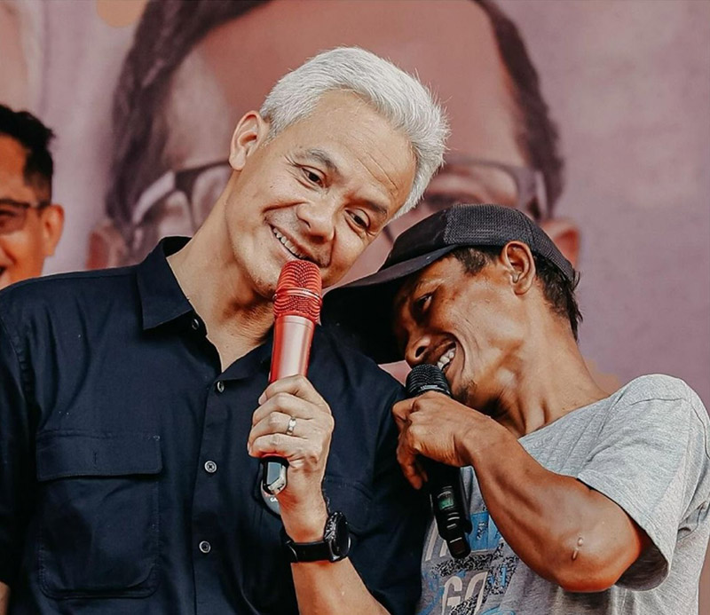 TANPA SEKAT: Capres Ganjar Pranowo berkomunikasi dengan salah satu warga saat bertemu kalangan nelayan, petani, pelaku UMKM, dan lintas elemen warga di Bekasi.
