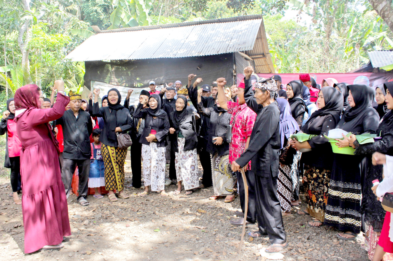 PENDEKATAN: Personel TPD Ganjar-Mahfud Banyuwangi berdialog dengan para budayawan di Desa Kemiren, Kecamatan Glagah, pada Senin lalu (11/12).