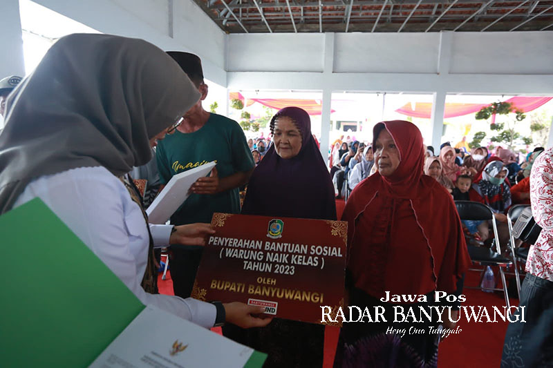 PEMBERDAYAAN: Bupati Ipuk Fiestiandani menyalurkan bantuan Warung Naik Kelas (Wenak) secara simbolis kepada perwakilan pemilik usaha warung rakyat di kantor Camat Gambiran, akhir September 2023 lalu.