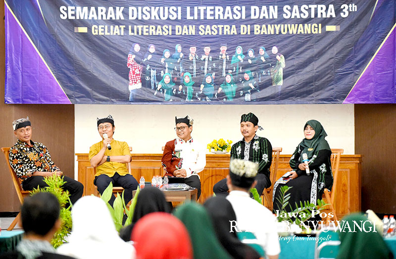 DISKUSI: (Dari kiri) Zen Kostolani, Samsudin Adlawi, Chaironi Hidayat, dan Syafa&rsquo;at dalam diskusi literasi dan sastra di aula Kemenag Banyuwangi, Jumat (15/12).