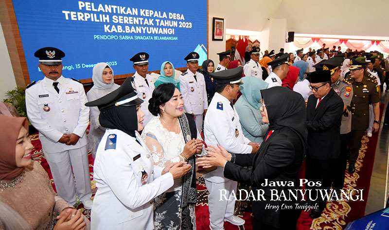 PELANTIKAN KADES: Bupati Ipuk Fiestiandani menyalami 51 kepala desa usai dilantik di Pendapa Sabha Swagata Blambangan, Jumat (15/12).