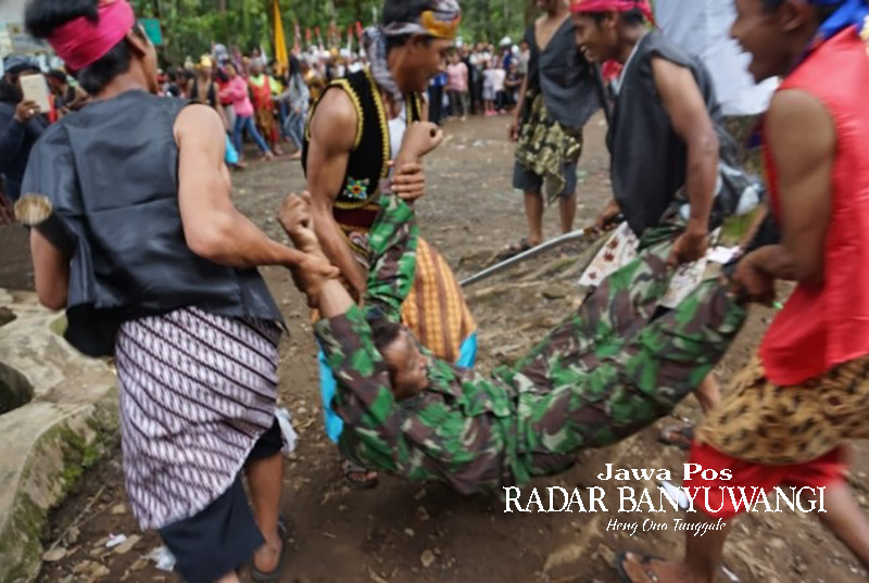 Fragmen atau pertunjukan drama kolosal Perang Puputan Bayu. Drama ini diperankan oleh warga Desa Bayu, Kecamatan Songgon.