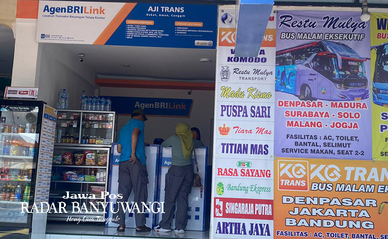 Penjualan tiket online masih buka di beberapa stand dekat Pelabuhan Ketapang.