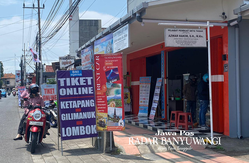 ABAIKAN ATURAN: Loket di dekat pintu keluar dan pintu masuk Pelabuhan Ketapang masih beroperasi hingga Jumat (15/12).