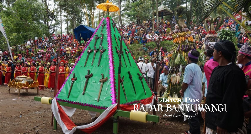 SAKRAL: Sesepuh masyarakat mengusung ratusan pusaka Perang Puputan Bayu menuju Petilasan Prabu Tawang Alun di Desa Bayu, Kecamatan Songgon, Banyuwangi.