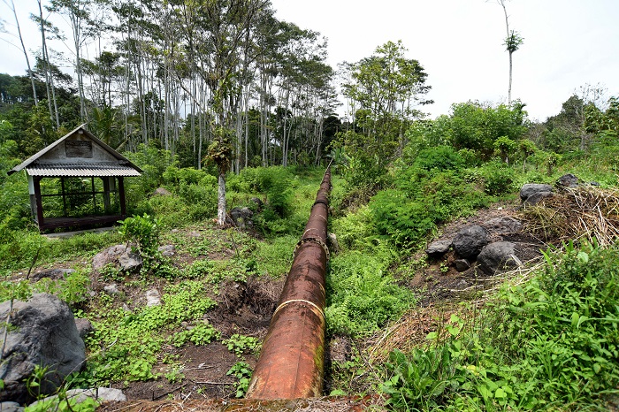 PANJANG: Pipa pesat (penstock) yang berfungsi mengalirkan air menuju turbin yang berada di dalam rumah pembangkit (power house).