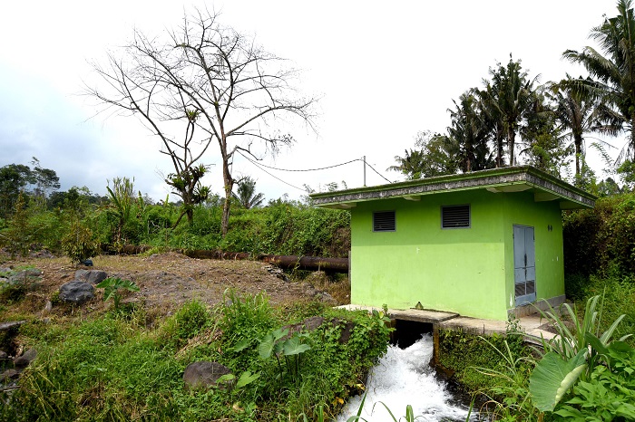 Bangunan rumah pembangkit (power house)  yang terdapat turbin, generator, dan peralatan lainnya yang mengubah bantuan poros dan gearbox, sehingga terjadi pergerakan elektron yang membangkitkan arus AC