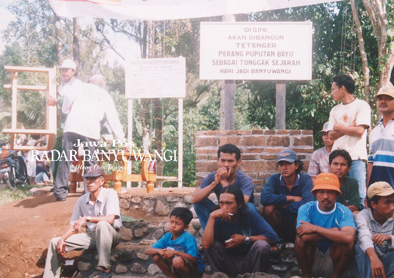 TONGGAK SEJARAH: Beberapa warga berkumpul di lokasi sebelum dibangun Monumen Tetenger Perang Puputan Bayu di Kecamatan Songgon, Banyuwangi.