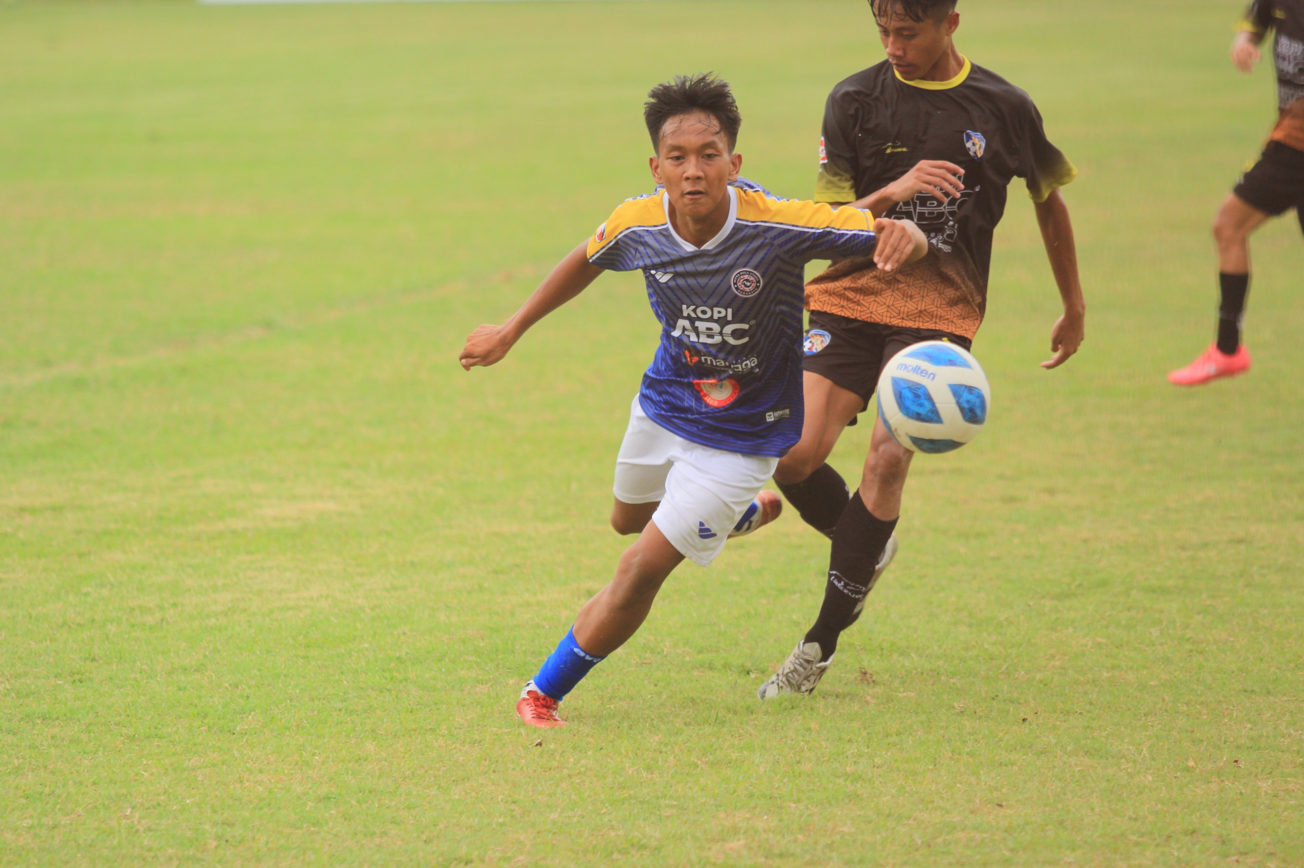 MAKIN SERU : Stopper MBU Baruna FC, Daffa Ramadan saat berlaga di Grup F Liga 3 Regional Jawa Timur