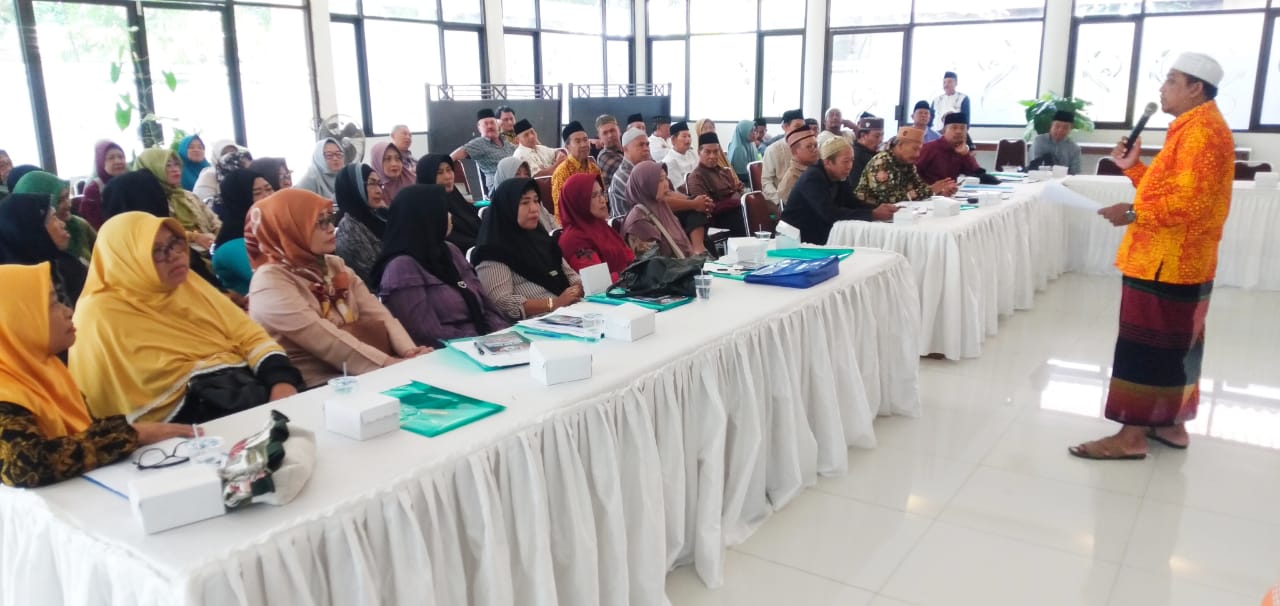 PAPARAN: Pembimbing KBIHU Sabilillah Banyuwangi H Ahmad Musytaha saat menyampaikan materi manasik haji, di Hall Tanjung Asri, Kecamatan Giri, Minggu (17/12)