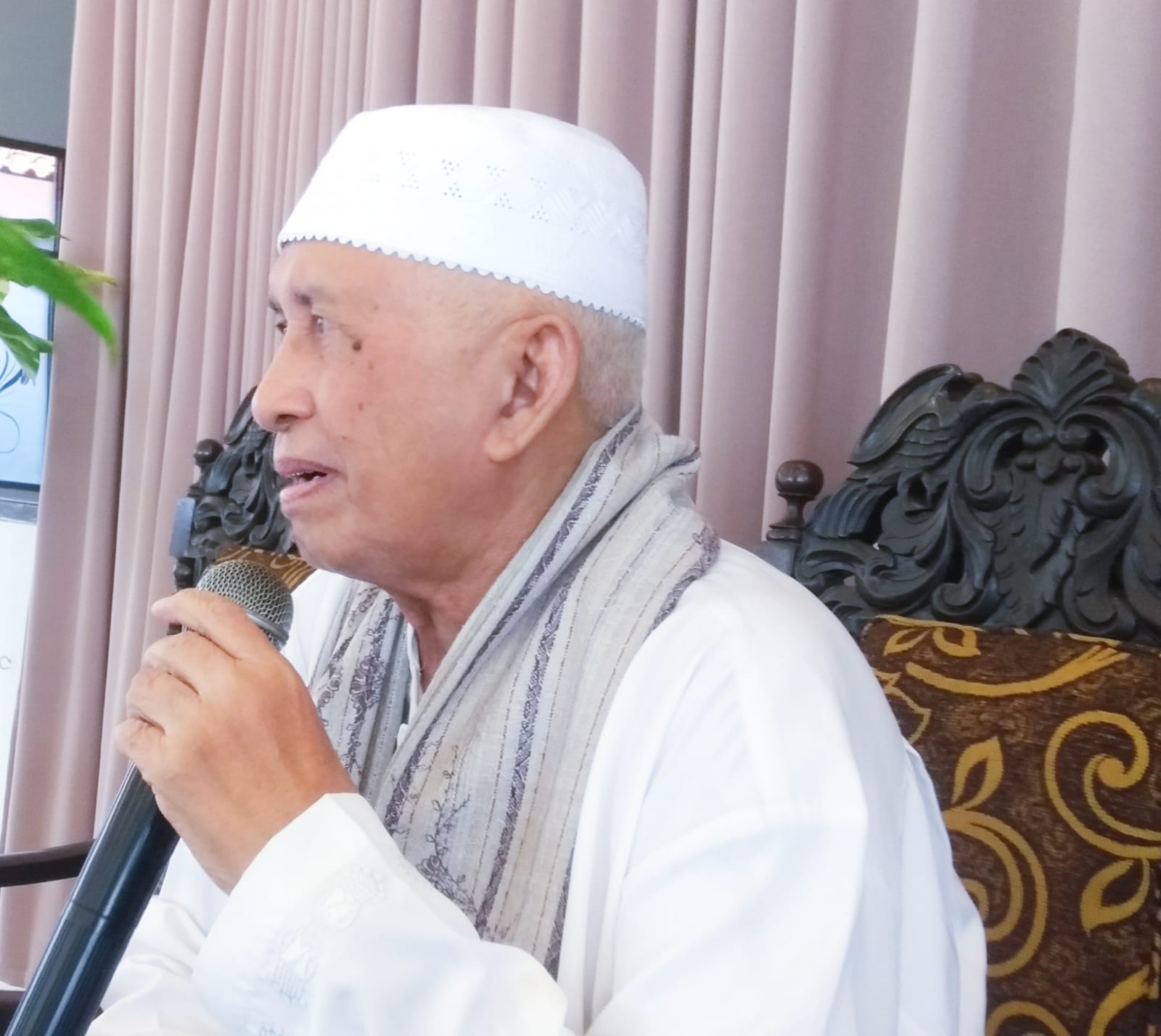 MATERI KHUSUS: KH Salimi Irfan memberikan materi manasik untuk jamaah calon haji KBIHU Sabilillah Banyuwangi