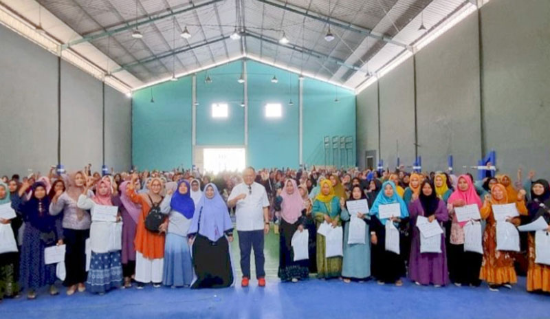TERIMA KASIH PAK DOKTER: Ribuan emak-emak pengajian usai mendapatkan gamis dari dokter Agung Mulyono di&nbsp;Desa Benculuk, Kecamatan Benculuk, Jumat (15/12)