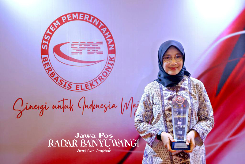 Bupati Ipuk Fiestiandani menunjukkan piala yang diraih dalam ajang Digital Government Award di Jakarta, Senin (20/3).
