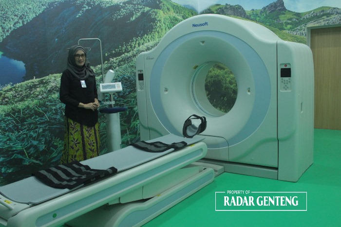 ALKES: Direktur RSUD Genteng dr Hj Siti Asiyah Anggraeni M MRS FISQua menunjukkan alat CT Scan