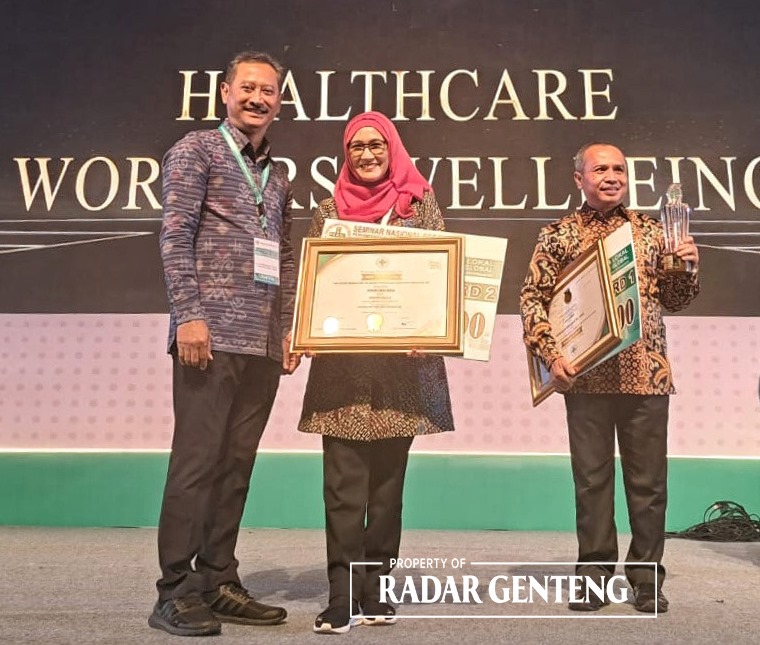PRESTASI: Direktur RSUD Genteng dr Hj Siti Asiyah Anggraeni, M MRS FISQua (tengah) menerima sertifikat juara II Persi Awards di Plenary Hall, Jakarta Convention Center pada Sabtu (21/10).