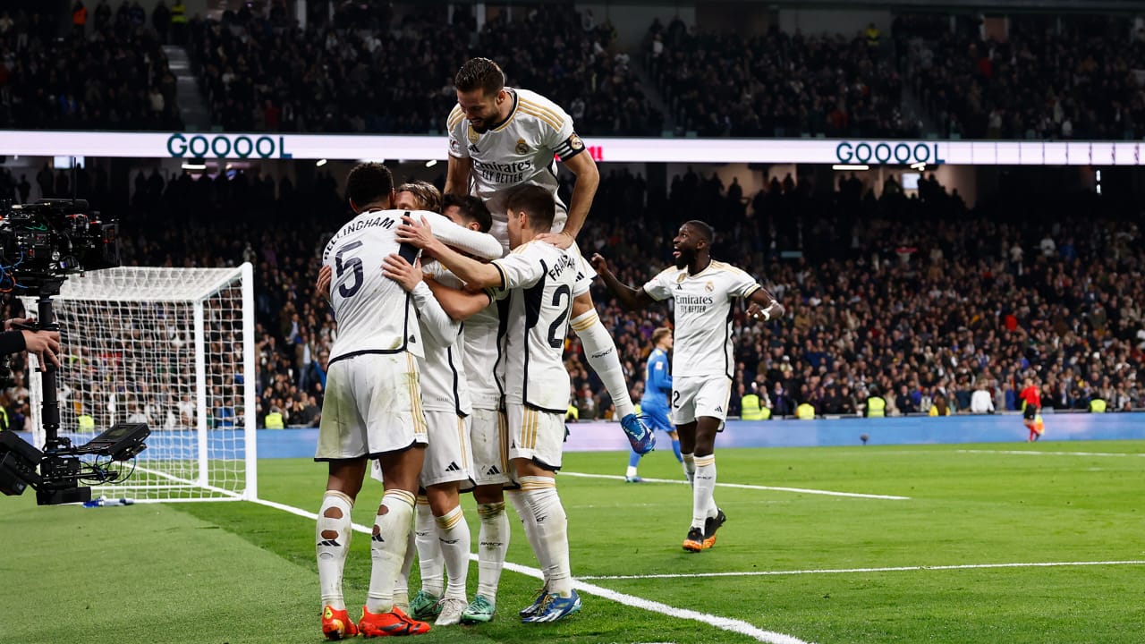 MASIH TAJAM : Pemain Real Madrid melakukan selebrasi bersama usai Luca Modric mencetak gol keempat pada pertandingan melawan Villareal, Senin (18/12) dini hari