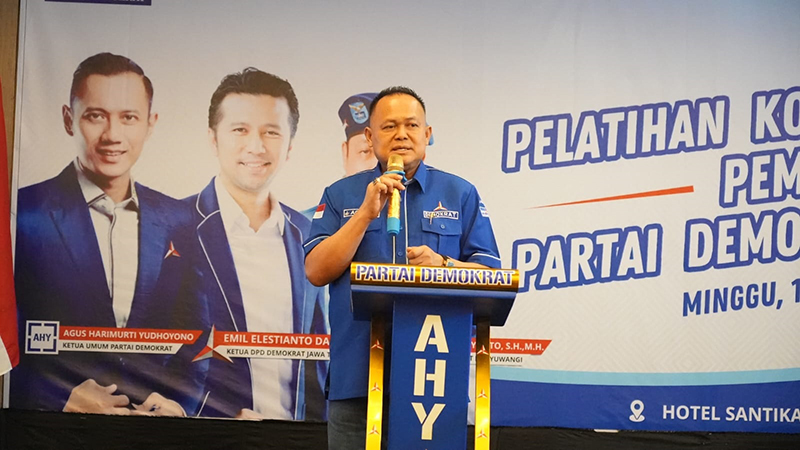 PESAN KHUSUS: Bendahara DPD Partai Demokrat Jatim dr Agung Mulyono saat memberikan sambutan dalam TOT seluruh koordinator badan saksi Partai Demokrat Banyuwangi yang gelar di Hotel Santika Banyuwangi.