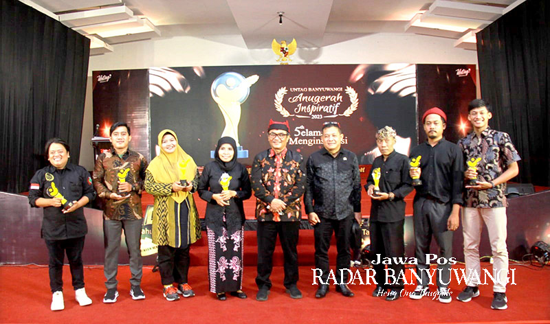 Rektor Untag Banyuwangi Andang Subaharianto (pakai udeng) bersama anggota DPR RI Sonny T. Danaparamita (4 dari kanan) dan para penerima anugerah inspiratif 2023.