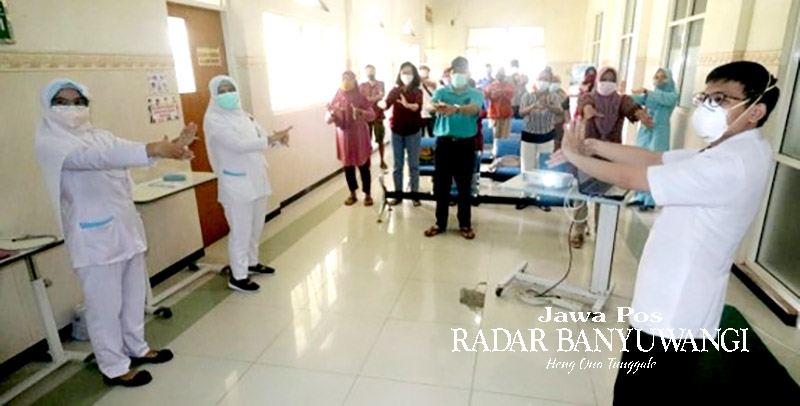 EDUKASI: Tim PKRS RSAH memberi contoh prokes cara cuci tangan yang benar kepada pendamping pasien.