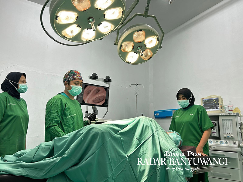 PEMERIKSAAN: dr Adith Fileanugraha SpB melakukan pelayanan endoskopi pada pasien di RSUD Genteng.