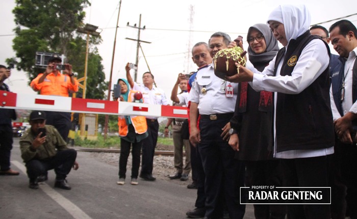 RESMIKAN: Gubernur Jatim Khofifah Indar Parawansa didampingi Bupati Banyuwangi Ipuk Fiestiandani dan Kadishub Jatim Nyono melepas kendi pertanda peresmian palang pintu di JPL 79, pada Sabtu (16/12)
