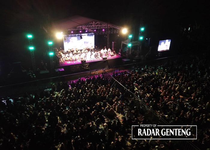 MENYEMUT: Ribuan jamaah selawatan di Dusun Temurejo, Desa Kembiritan, Kecamatan Genteng pada Sabtu (16/12) malam.