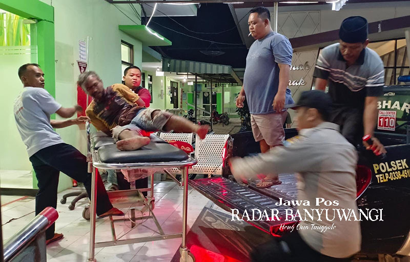 DIKEPUNG MASSA: Kusnadi, 43, warga Kampung Panapan, Desa Sopet, Kecamatan jangkar, tak berdaya di tengah kepungan warga Desa Setempat, Selasa dini hari (19/12).