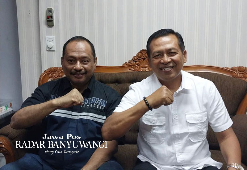 SIAP BEKERJA: Ketua KONI Jatim M Nabil bersama Ahmad Khoirullah usai penyerahan SK pengurus KONI Banyuwangi di Surabaya, Selasa (19/12).