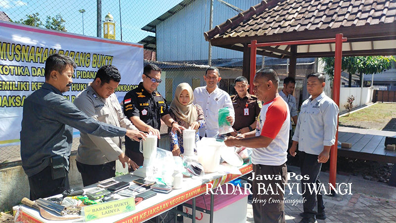DIBAKAR: Sejumlah BB perkara yang telah inkrah dimusnahkan di halaman Kantor Kejari Banyuwangi, Selasa (19/12).