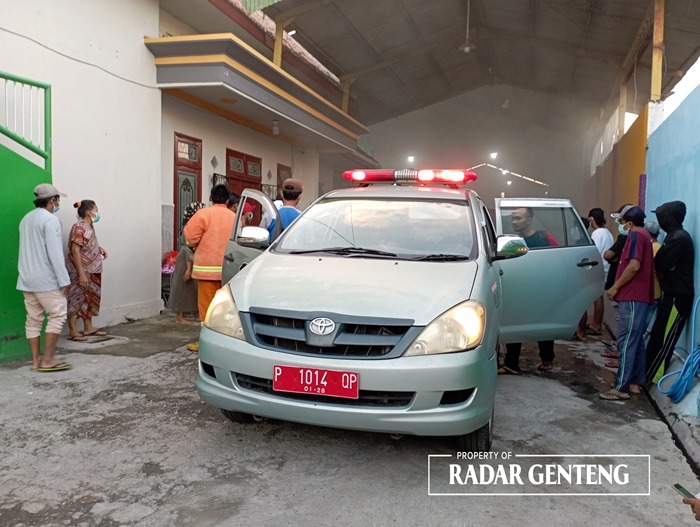 KESEHATAN:Mobil ambulans milik Puskesmas Tembokrejo, Kecamatan Muncar disiagakan untuk memberikan pertolongan pertama saat petugas Damkar memadamkan api pada Selasa (19/12) malam.