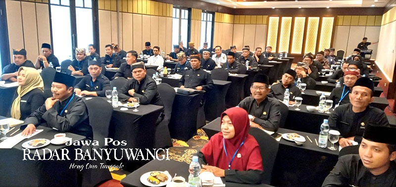 PENINGKATAN KAPASITAS: Sebanyak 51 kepala desa yang baru dilantik mengikuti bimbingan teknis di Hotel El, Banyuwangi, Rabu (20/12).