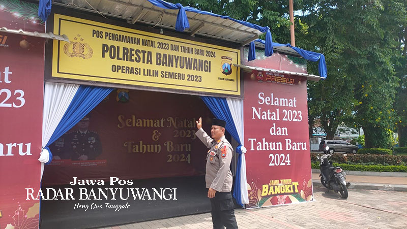 POSKO PENGAMANAN: Kapolsek Banyuwangi AKP Kusmin menunjukkan pos pengamanan yang dibangun di depan Masjid Baiturrahman Banyuwangi, Rabu (20/12).
