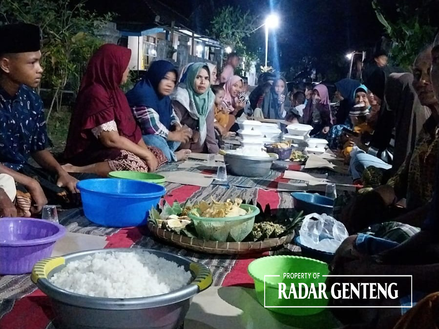 SYUKUR: Warga Dusun Ringinmulyo, Desa Ringintelu, Kecamatan Bangorejo menggelar syukuran jalan di kampungnya diperbaiki pada Selasa (19/12) malam.