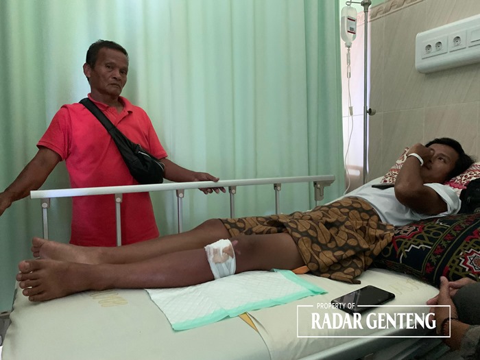 RAWAT: Dio Tri yang kini menjalani perawatan di RS Al Huda Gambiran ditemani ayahnya Rifai Alfin Selasa (19/12).