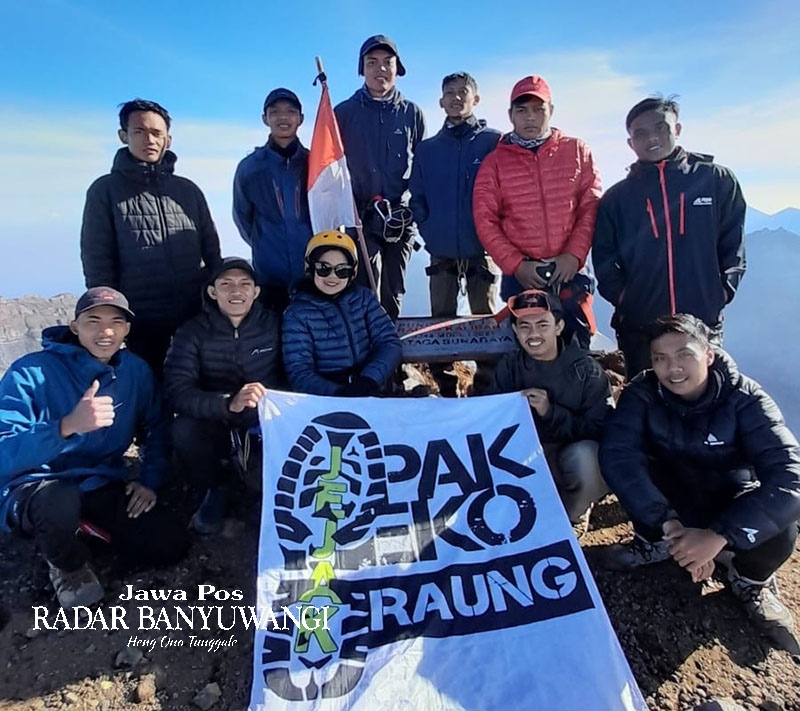 AMAN-AMAN SAJA: Rombongan pendaki asal Surabaya saat sampai di Puncak Sejati Gunung Raung, Rabu (20/12).