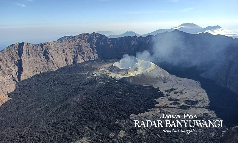 Kawah di puncak gunung Raung Banyuwangi mengepulkan asap saat diprotret rombongan pendaki asal Surabaya, Rabu (20/12).