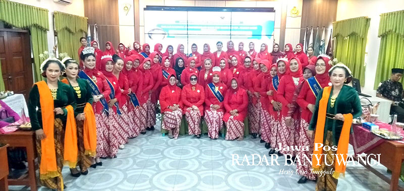 BERKBAYA MERAH: KKI Banyuwangi memeringati Hari Ibu ke-95 di Aula SMKN 2 Giri, Kelurahan Penataban, Kecamatan Giri, Kamis (21/12).
